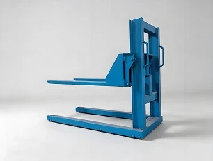 Stacker Pallet Hidraulik Manual Untuk Bongkar Muat Benda Kerja Logam