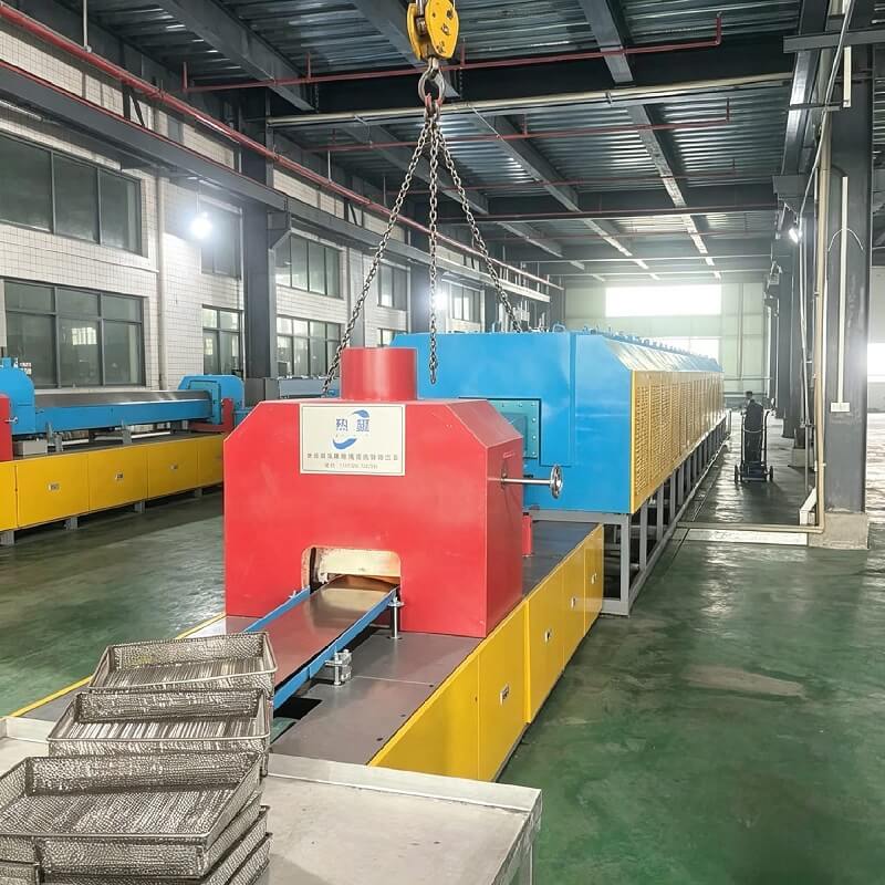 Mesh Belt Continuous Suasana Brazing Furnace 120kW 1150 ℃ untuk Produksi Massal Suku Cadang Mobil Mematri